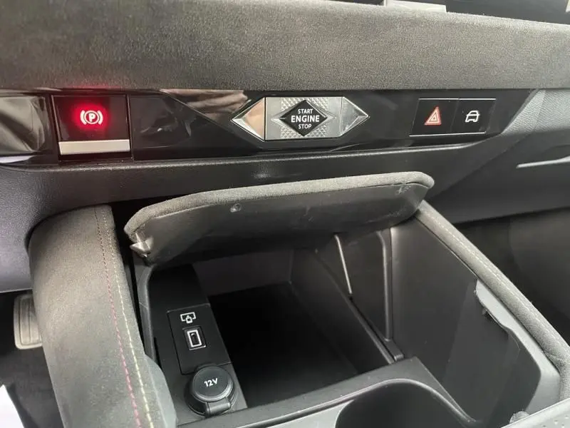 Intérieur du DS4 Hybride E-Tense 2023 montrant la console centrale avec bouton start/stop et rangement ouvert.