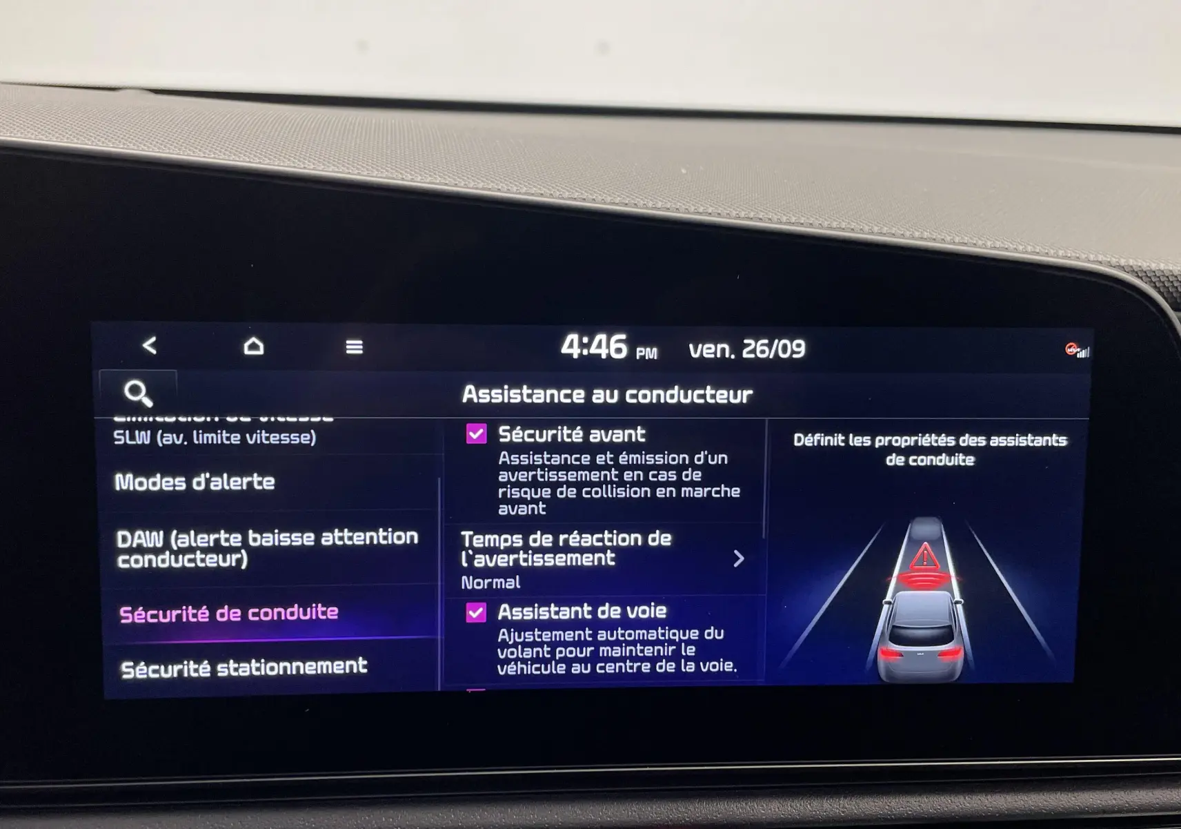Écran tactile intérieur du Kia Niro 2025 montrant les options d'assistance au conducteur et sécurité active.