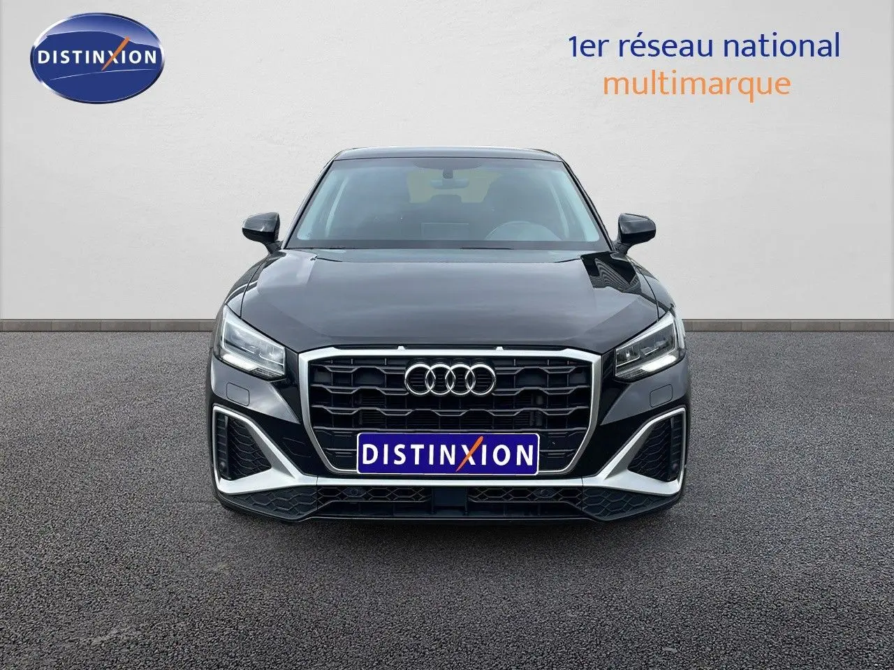 Audi Q2 noir mito metal vue de face, mettant en valeur sa calandre hexagonale et ses phares LED distinctifs.