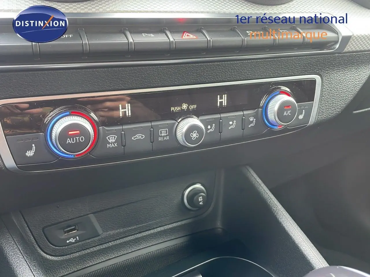 Tableau de bord de l'Audi Q2 noir mito metal 2023, vue rapprochée sur la climatisation automatique et ses commandes.