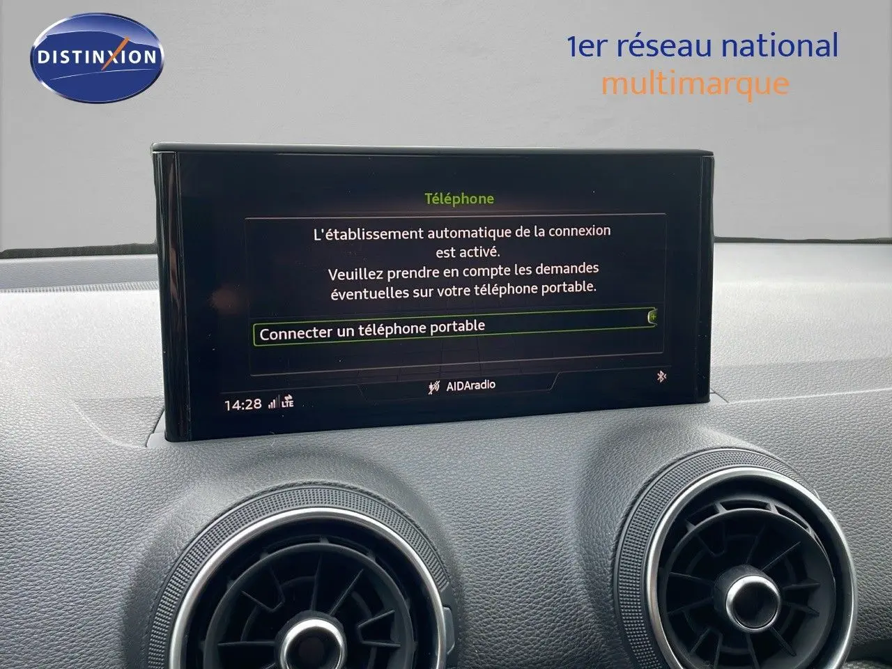 Écran central affichant la connexion Bluetooth dans l'habitacle d'un Audi Q2 noir mito metal, vue intérieure avant.