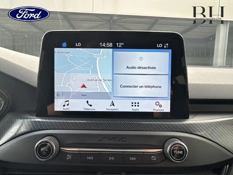 Écran tactile central avec GPS et commandes audio de la Ford Focus 2019 version Noir Shadow.