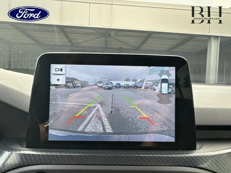 Écran tactile de la Ford Focus 2019 noir Shadow montrant la caméra de recul avec guidage coloré.