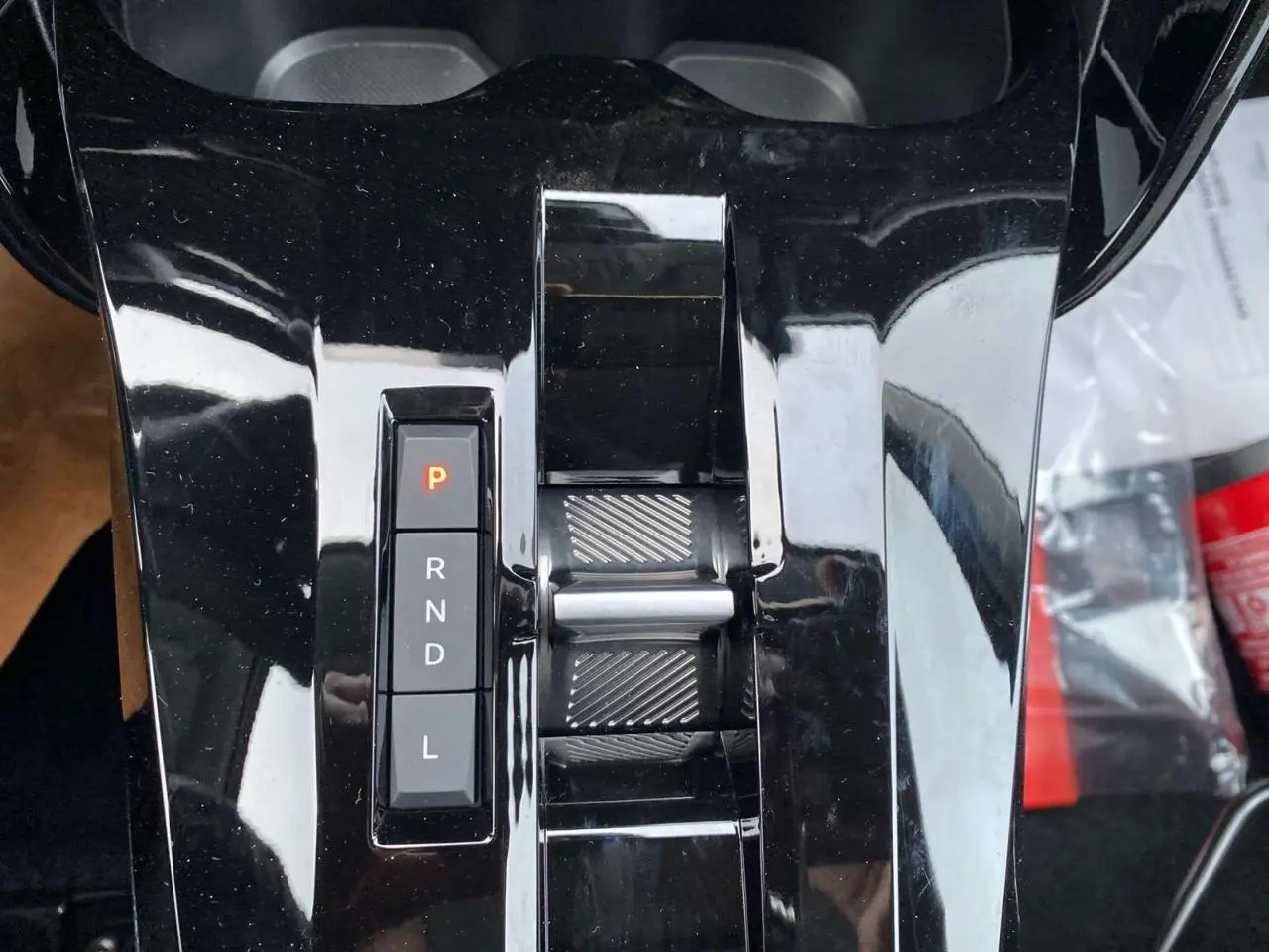 Gros plan sur la console centrale noire brillante avec levier de vitesses automatique du Citroën C3 Aircross Hybride 2025