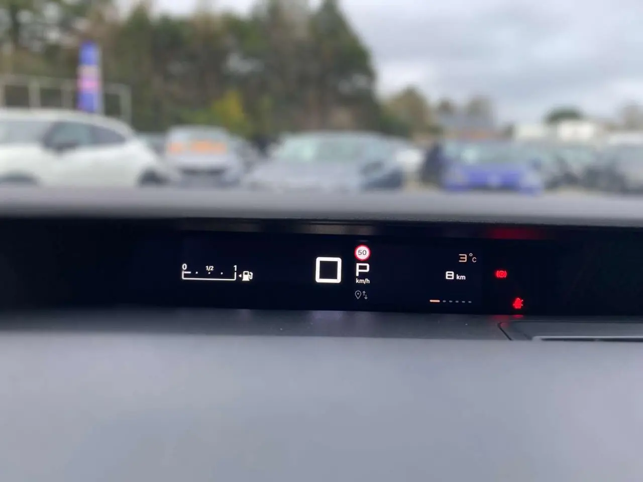 Affichage numérique du tableau de bord du Citroën C3 Aircross hybride, indiquant la vitesse, température et autonomie.