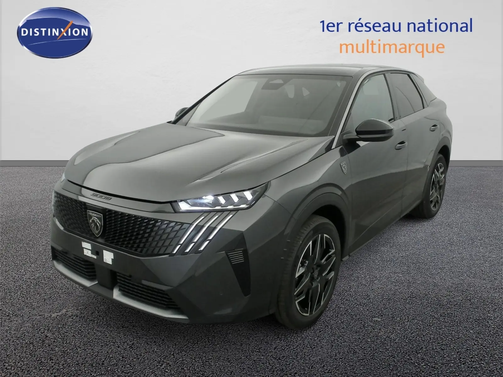 Peugeot 3008 Hybrid gris titane avec toit noir, vue 3/4 avant mettant en valeur la calandre et les phares LED distinctifs.