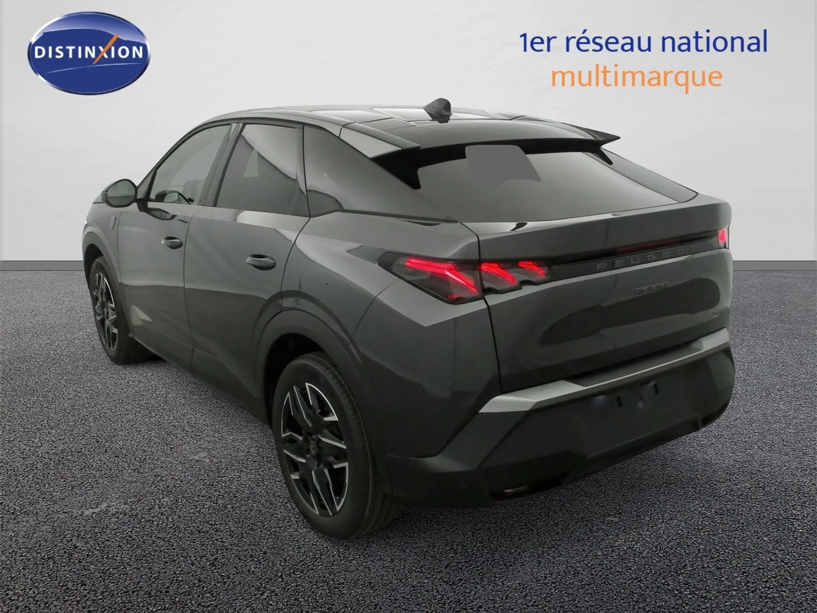 Peugeot 3008 Hybrid gris titane avec toit noir, vue 3/4 arrière droit, feux arrière LED en forme de griffes.