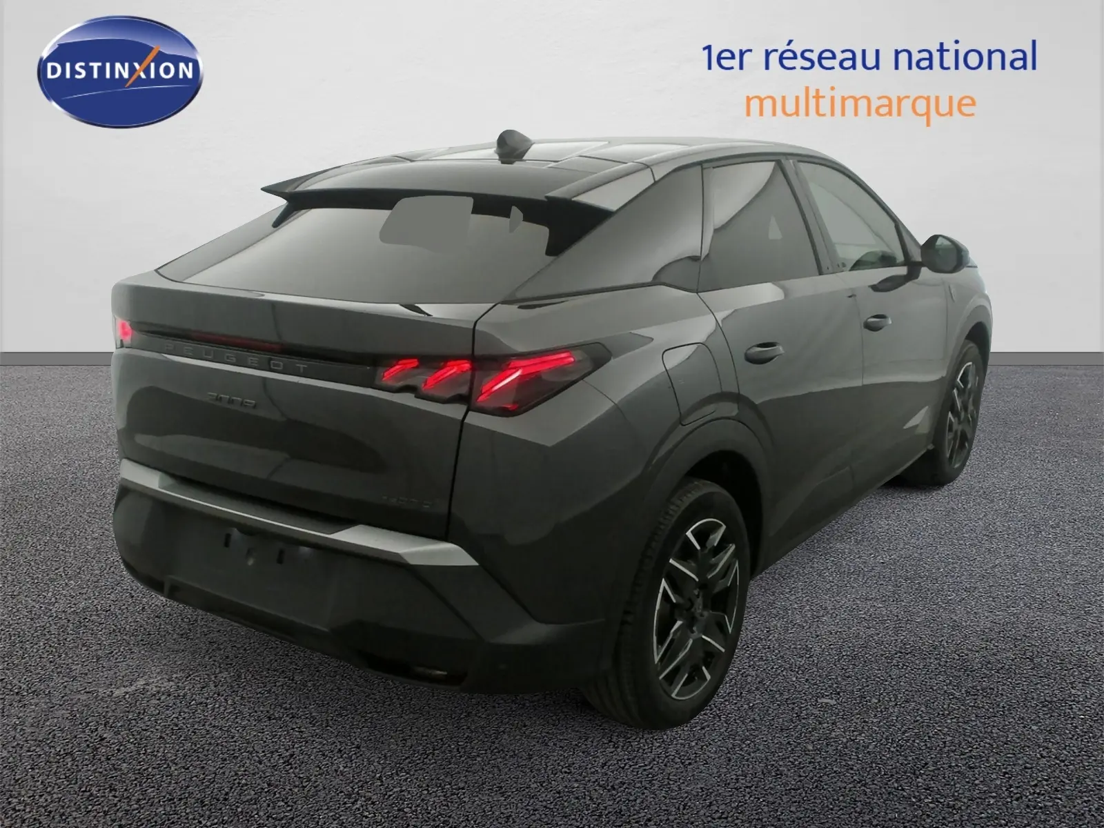 Vue 3/4 arrière droite du Peugeot 3008 Hybrid gris titane avec toit noir et feux arrière LED distinctifs.