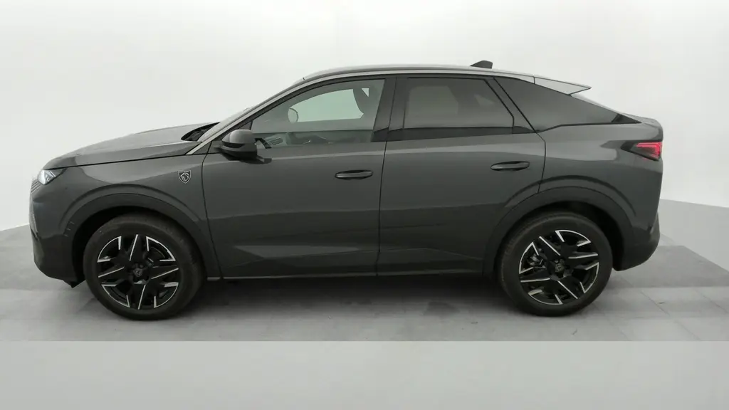 Profil droit du Peugeot 3008 Hybrid gris titane avec toit noir et jantes alliage 19 pouces diamantées.