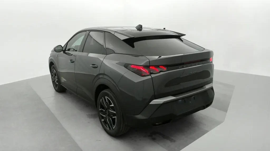 Vue 3/4 arrière droite du Peugeot 3008 Hybrid gris titane avec toit noir et feux arrière LED 3 griffes allumés.