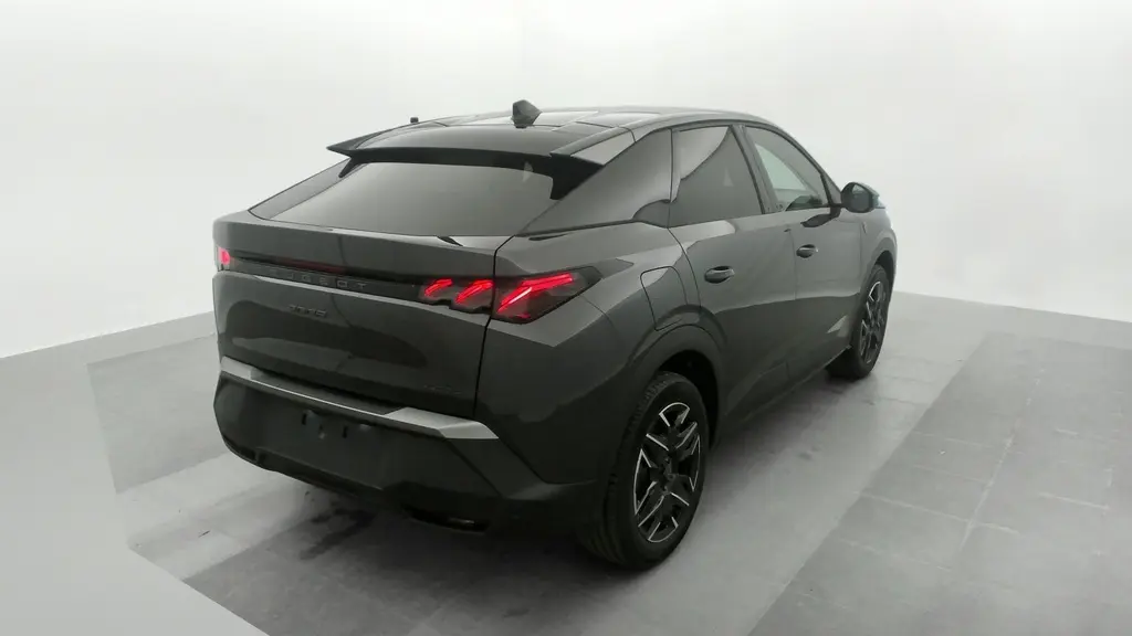 Vue 3/4 arrière droite du Peugeot 3008 Hybrid gris titane avec toit noir et feux arrière LED en forme de griffes.