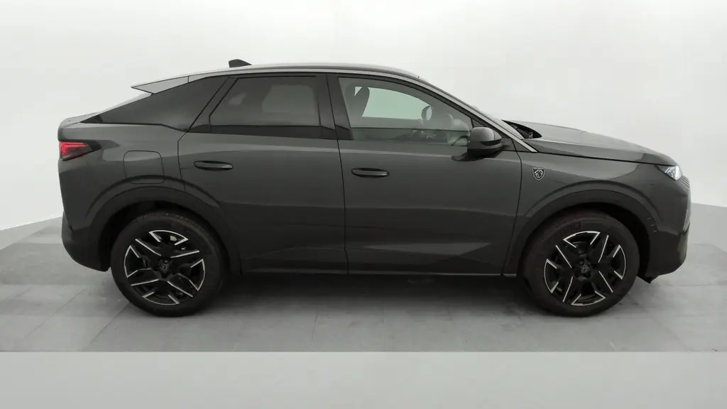 Profil droit du Peugeot 3008 Hybrid gris titane avec toit noir et jantes alliage 19 pouces diamantées.