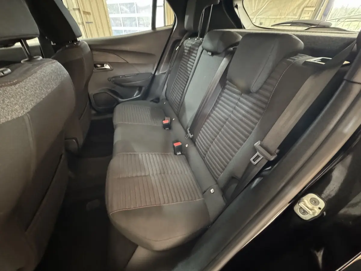Vue intérieure côté gauche de la banquette arrière noire du Peugeot 2008 PureTech 130 S&S ACTIVE PACK 2022.