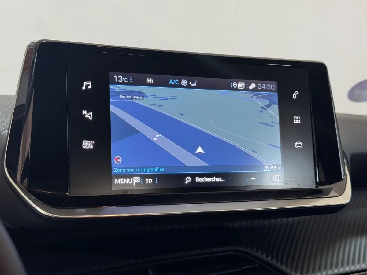 Écran tactile central de navigation du tableau de bord du Peugeot 2008 noir, affichant une carte en mode 3D.
