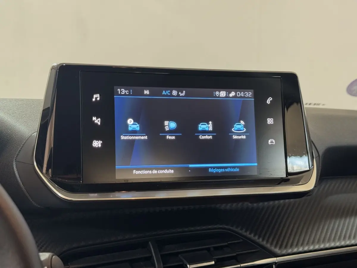 Écran tactile central du tableau de bord de la Peugeot 2008 PureTech 130 S&S ACTIVE PACK noir, vue frontale rapprochée.