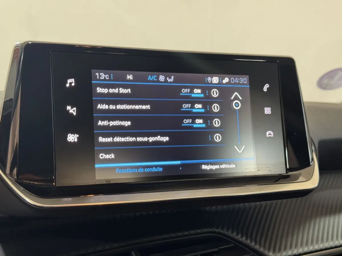 Écran tactile central du Peugeot 2008 PureTech 130 noir, affichant les réglages d’aide à la conduite.