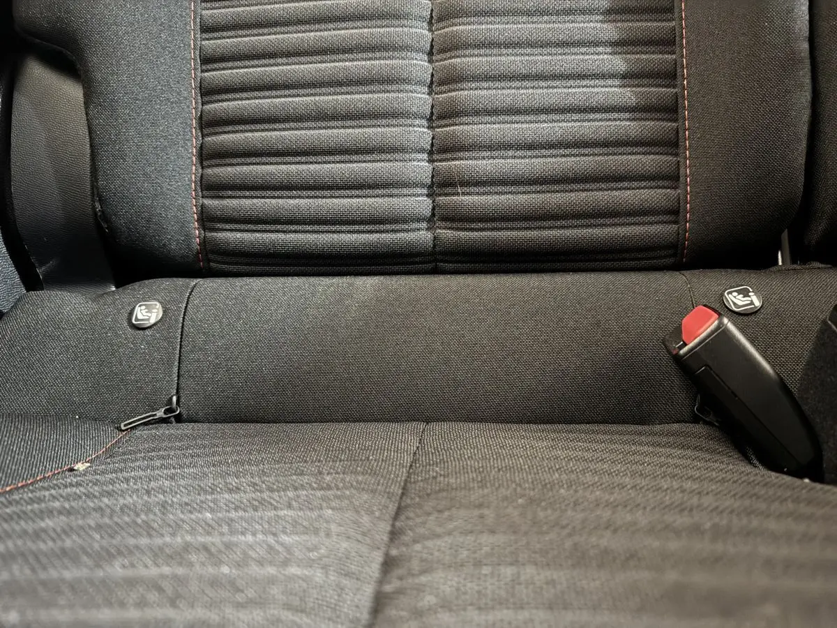Gros plan sur la banquette arrière noire du Peugeot 2008 avec ceinture de sécurité et indicateurs Isofix visibles.