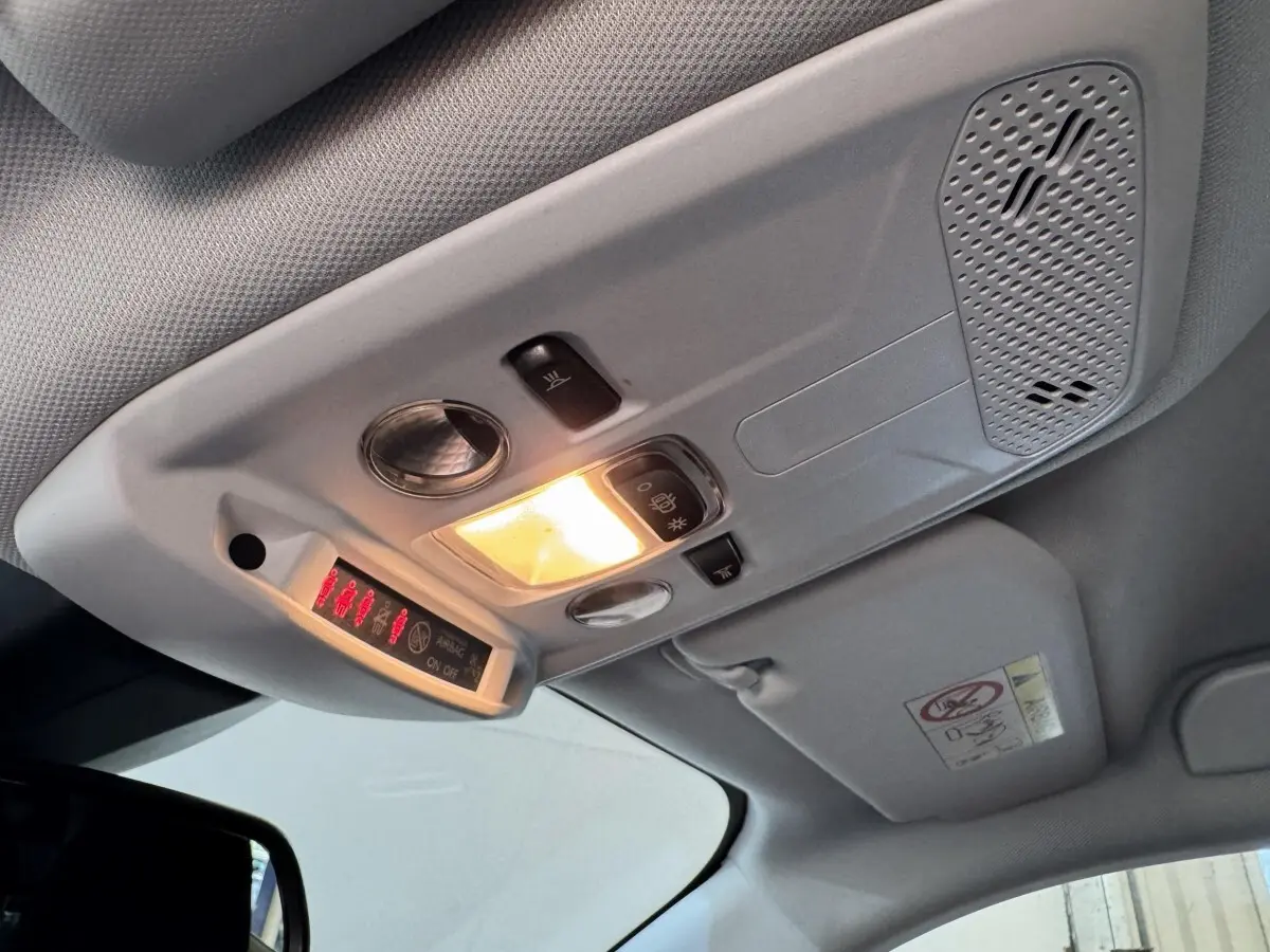 Vue intérieure du plafonnier gris clair avec éclairage et commandes, Peugeot 2008 PureTech 130 S&S ACTIVE PACK 2022.