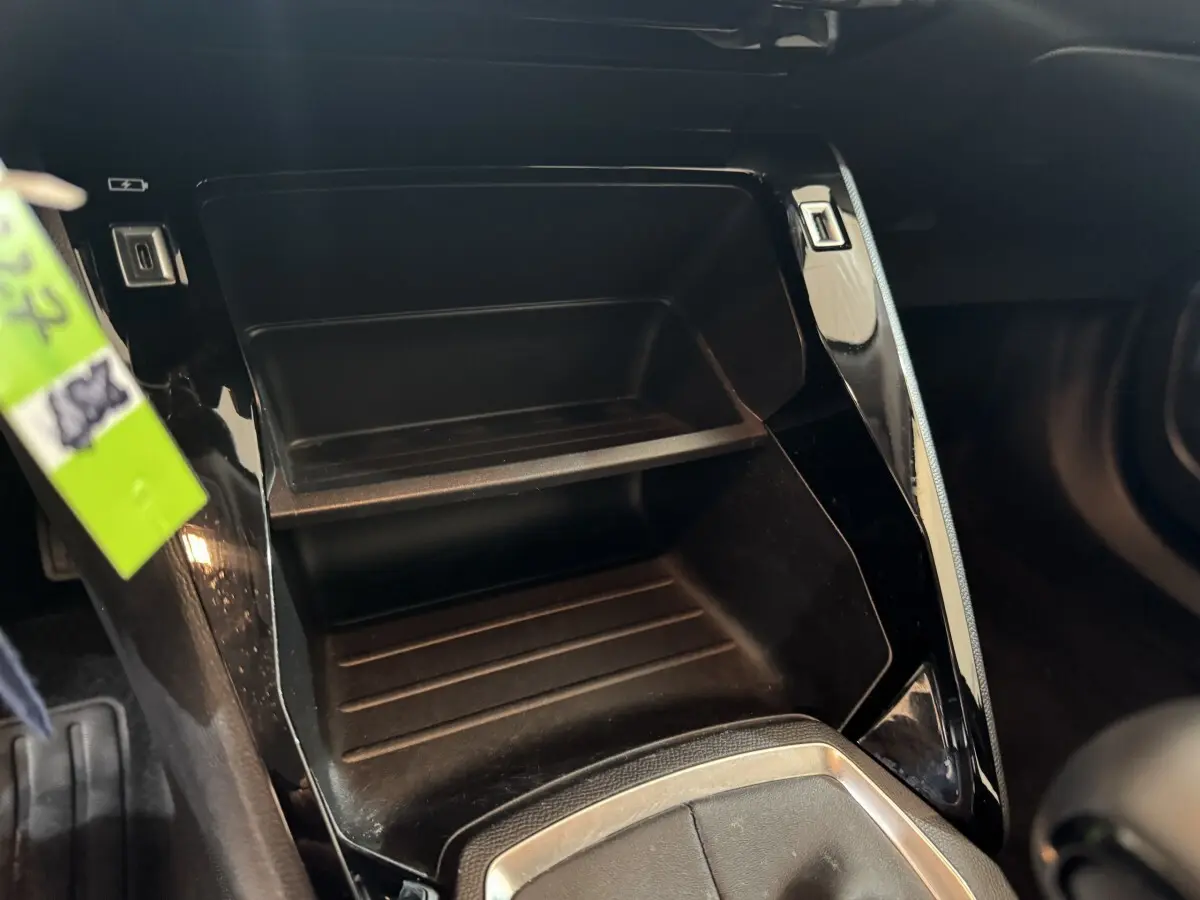 Gros plan sur la console centrale noire brillante du Peugeot 2008 PureTech 130 S&S ACTIVE PACK 2022.