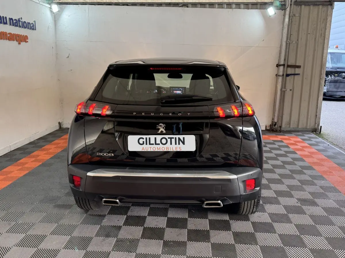 Vue arrière d’un Peugeot 2008 noir 2022 avec feux arrière à effet griffes et double sortie d’échappement rectangulaire.
