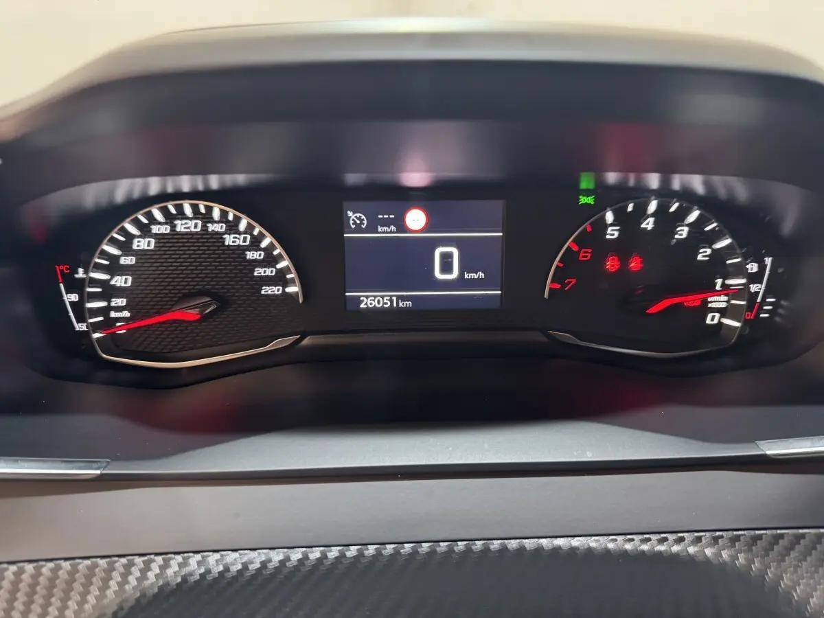 Vue rapprochée du tableau de bord numérique noir de la Peugeot 2008 PureTech 130 S&S ACTIVE PACK affichant 26 051 km.