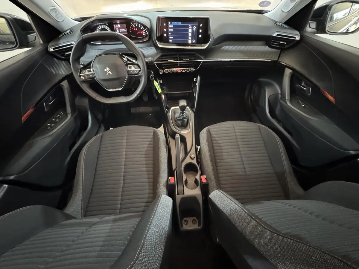 Intérieur Peugeot 2008 PureTech 130 2022, vue avant centrée sur tableau de bord, volant cuir et écran tactile noir.