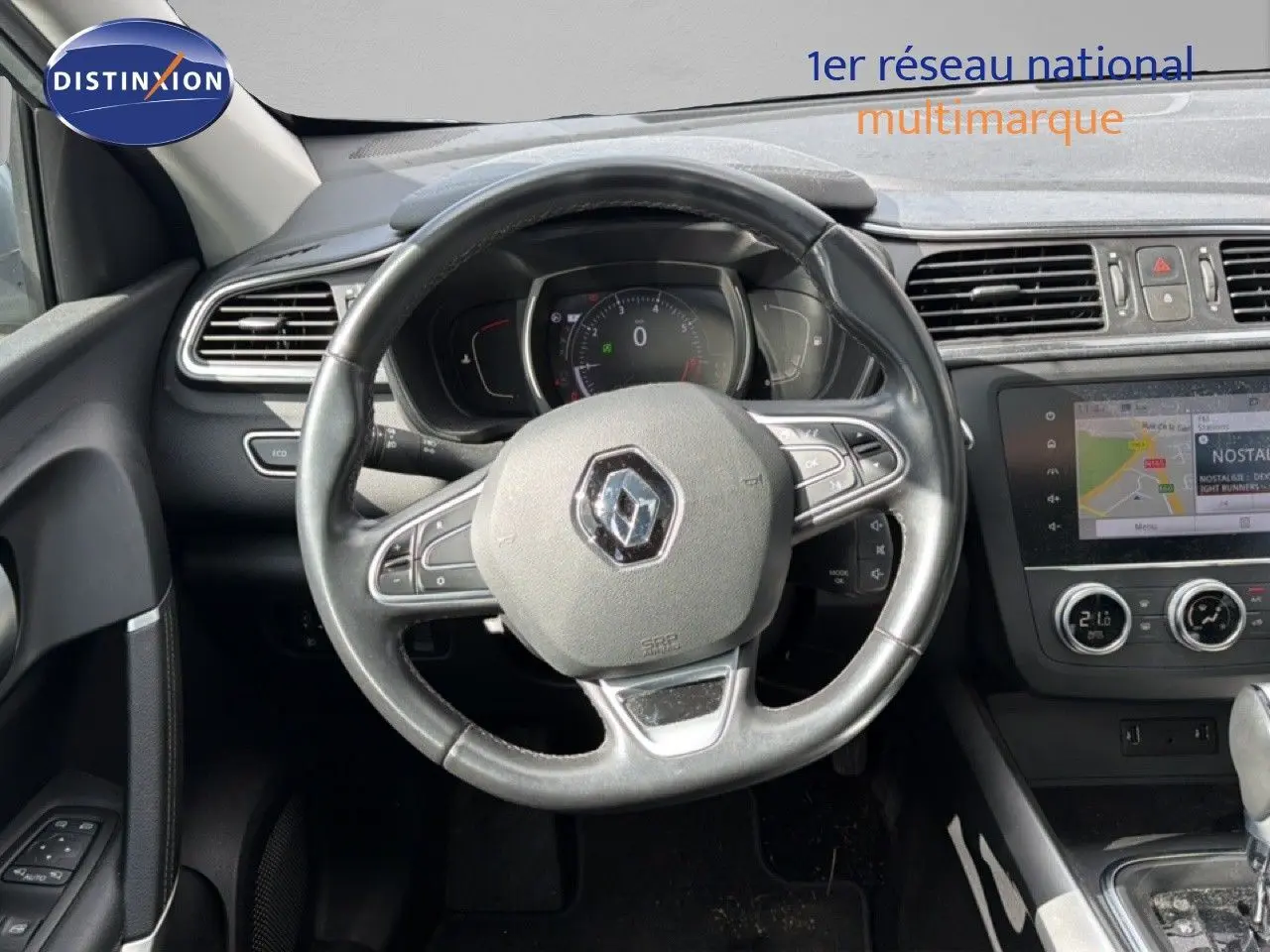 Vue intérieure centrée sur le volant et le tableau de bord du Renault Kadjar 1.3 TCE 160 gris Highland de 2019.