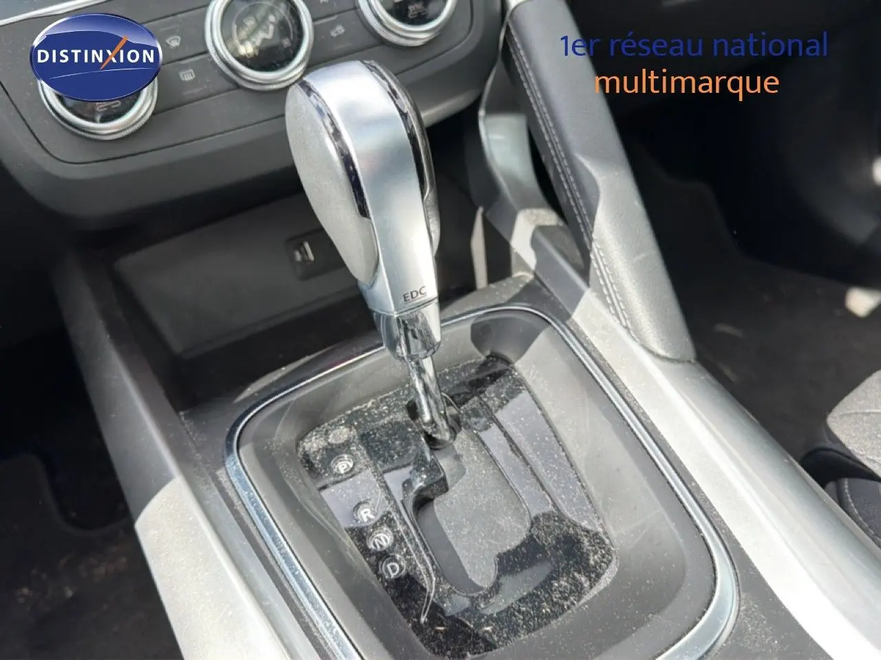 Gros plan sur la console centrale avec levier de vitesses automatique EDC d’un Renault Kadjar 1.3 TCE 160.