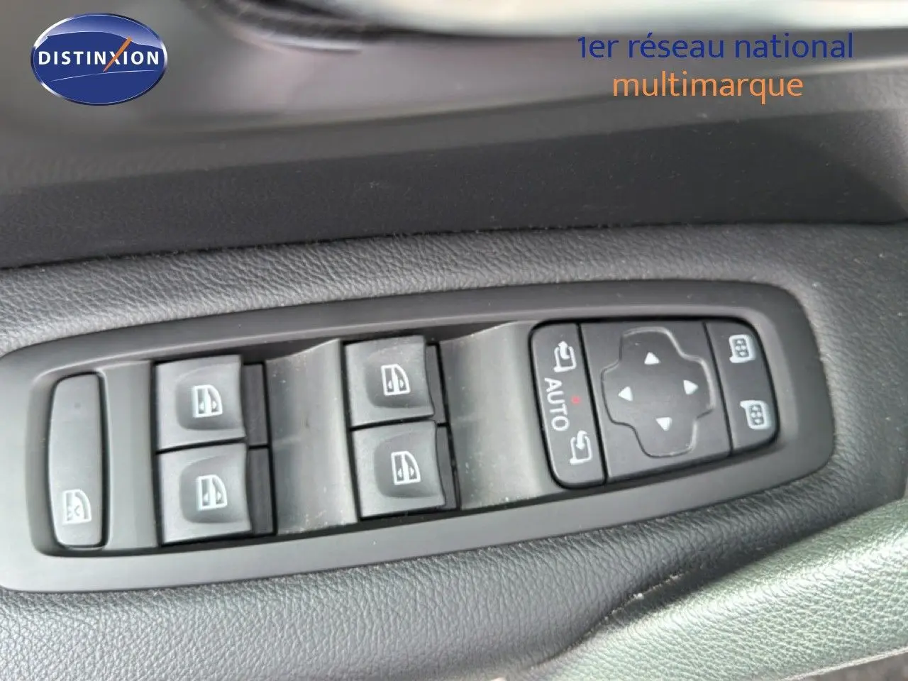 Gros plan sur les commandes des vitres électriques et rétroviseurs du côté gauche d’un Renault Kadjar gris Highland.