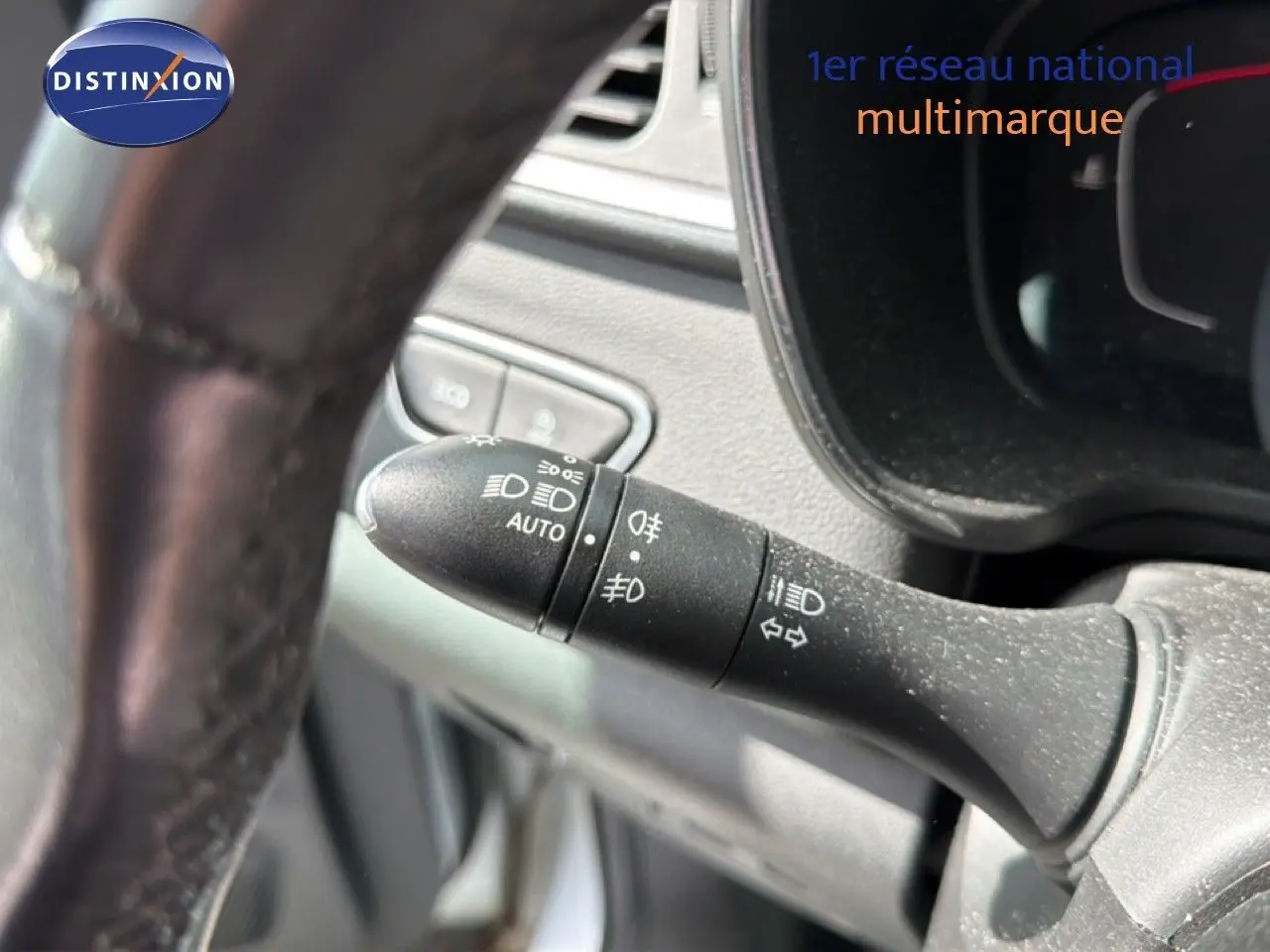 Gros plan sur la commande des phares et clignotants du Renault Kadjar 2019, intérieur en cuir noir.