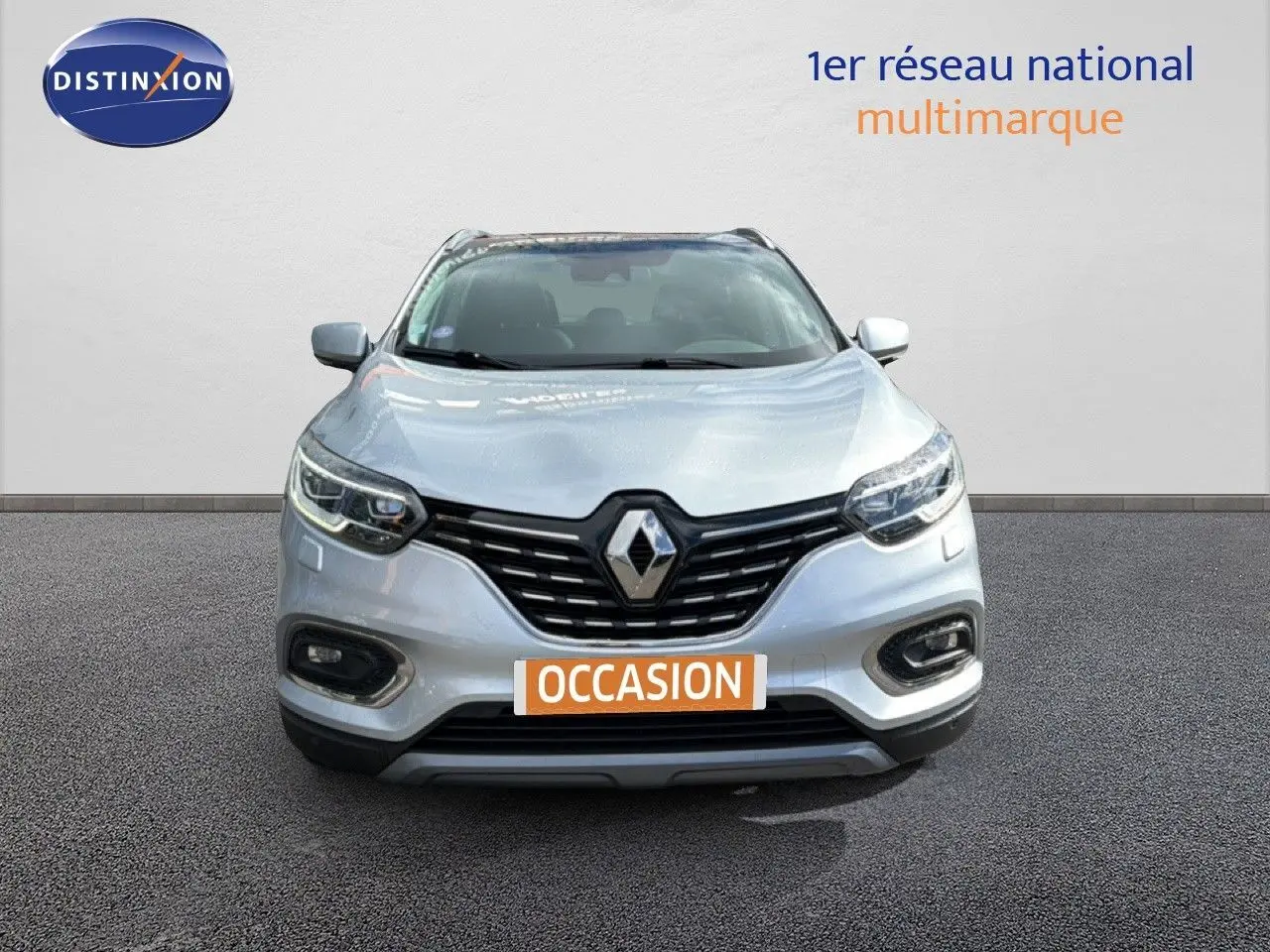 Vue frontale d'un Renault Kadjar gris Highland 2019 avec calandre noire et phares LED allumés.