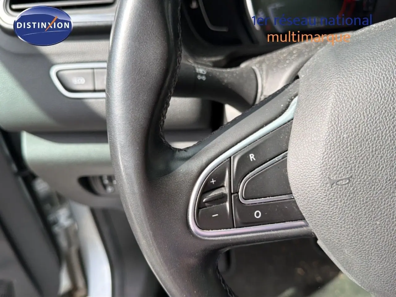 Gros plan sur le volant en cuir noir du Renault Kadjar 1.3 TCE 160 EDC Intens, montrant les commandes intégrées.