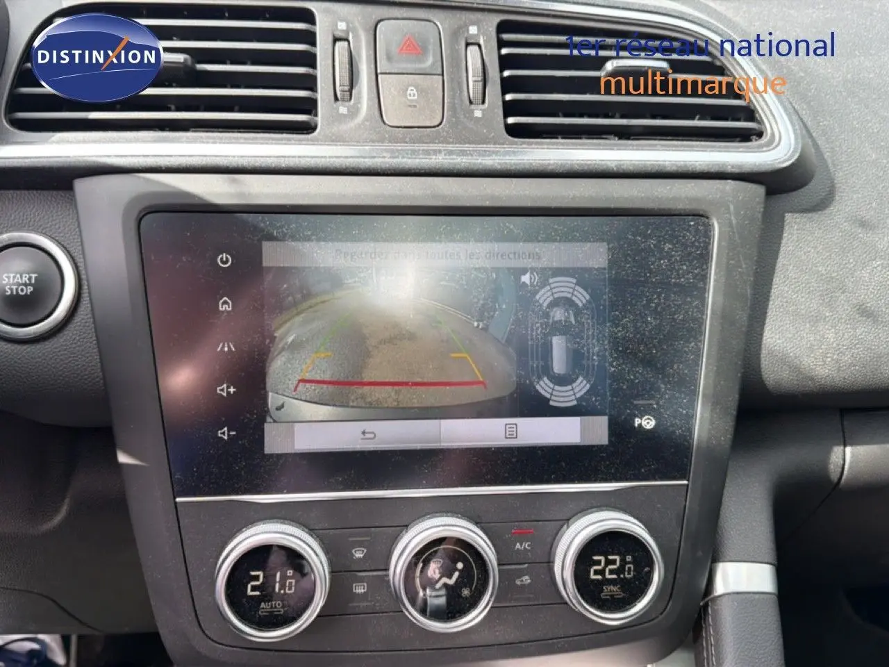 Vue rapprochée de l’écran central du tableau de bord du Renault Kadjar gris Highland, affichant la caméra de recul et la climatisation digitale.