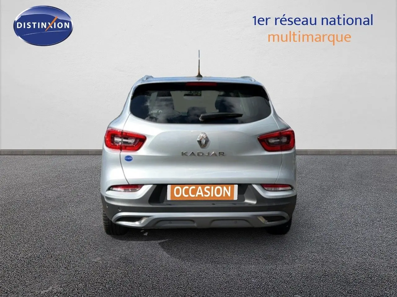 Vue arrière d’un Renault Kadjar gris Highland 2019 avec feux LED et plaque d’immatriculation « OCCASION ».