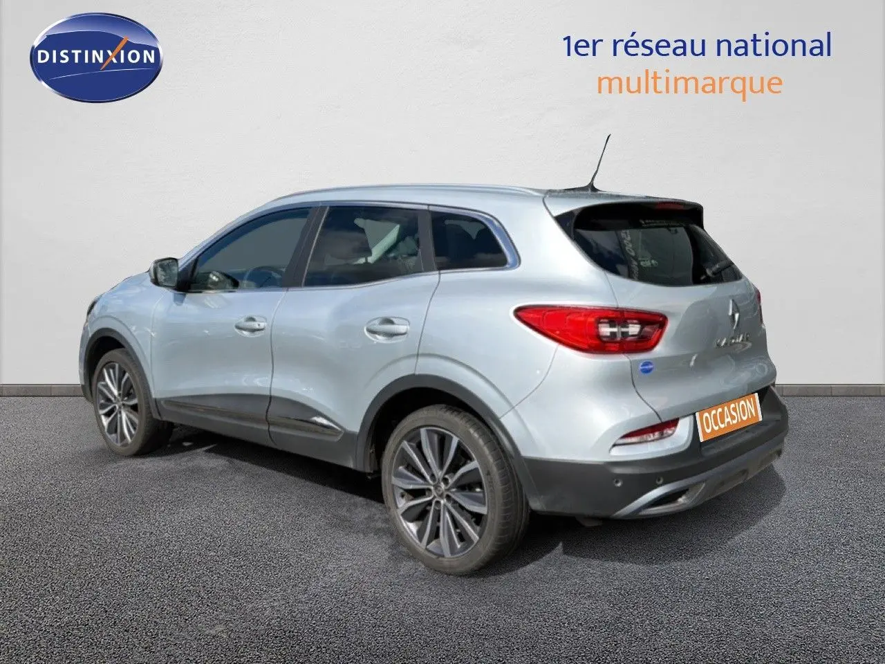 Vue 3/4 arrière droite d'un Renault Kadjar gris Highland avec feux arrière LED et jantes alliage biton.