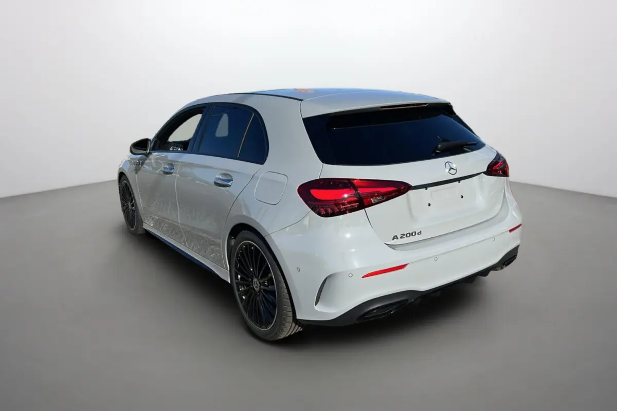 Vue 3/4 arrière droite d'une Mercedes Classe A 200d gris alpin avec vitres surteintées et jantes noires.