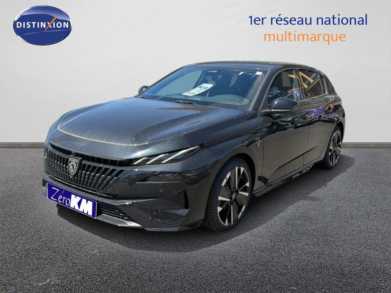 Peugeot 308 Hybrid 145ch GT noir perle métal vue 3/4 avant droit sur fond neutre avec jantes distinctives.
