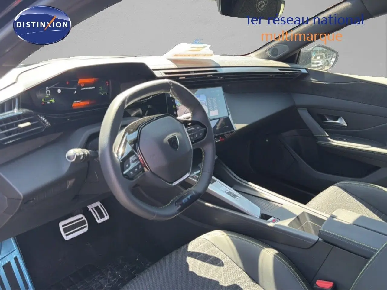 Intérieur de Peugeot 308 Hybrid 145ch GT 2026 vu côté conducteur, volant cuir, écran tactile et sellerie tissu noir.