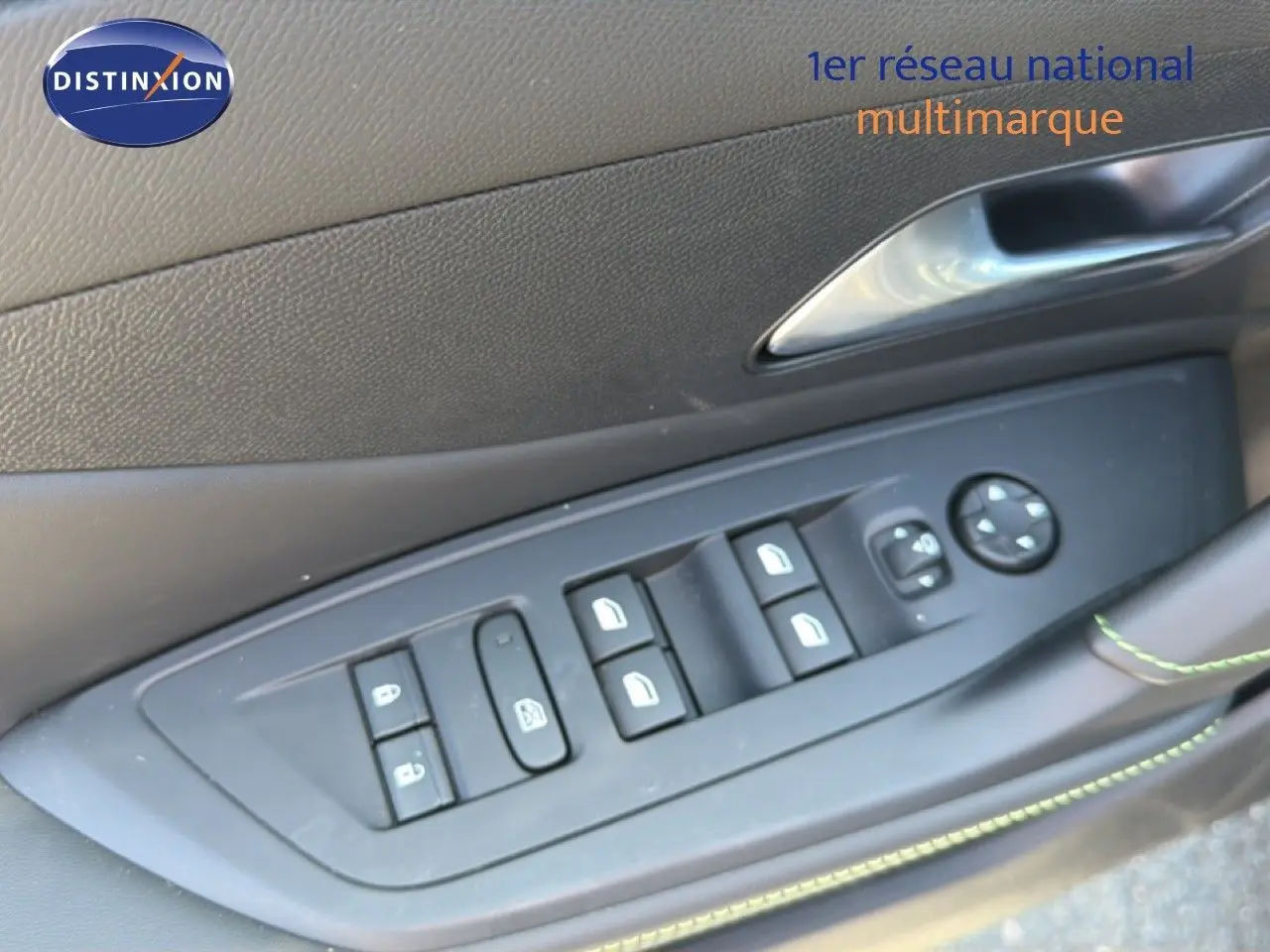 Panneau de commandes des vitres et rétroviseurs côté gauche de la Peugeot 308 Hybrid 145ch GT noir perle métal.