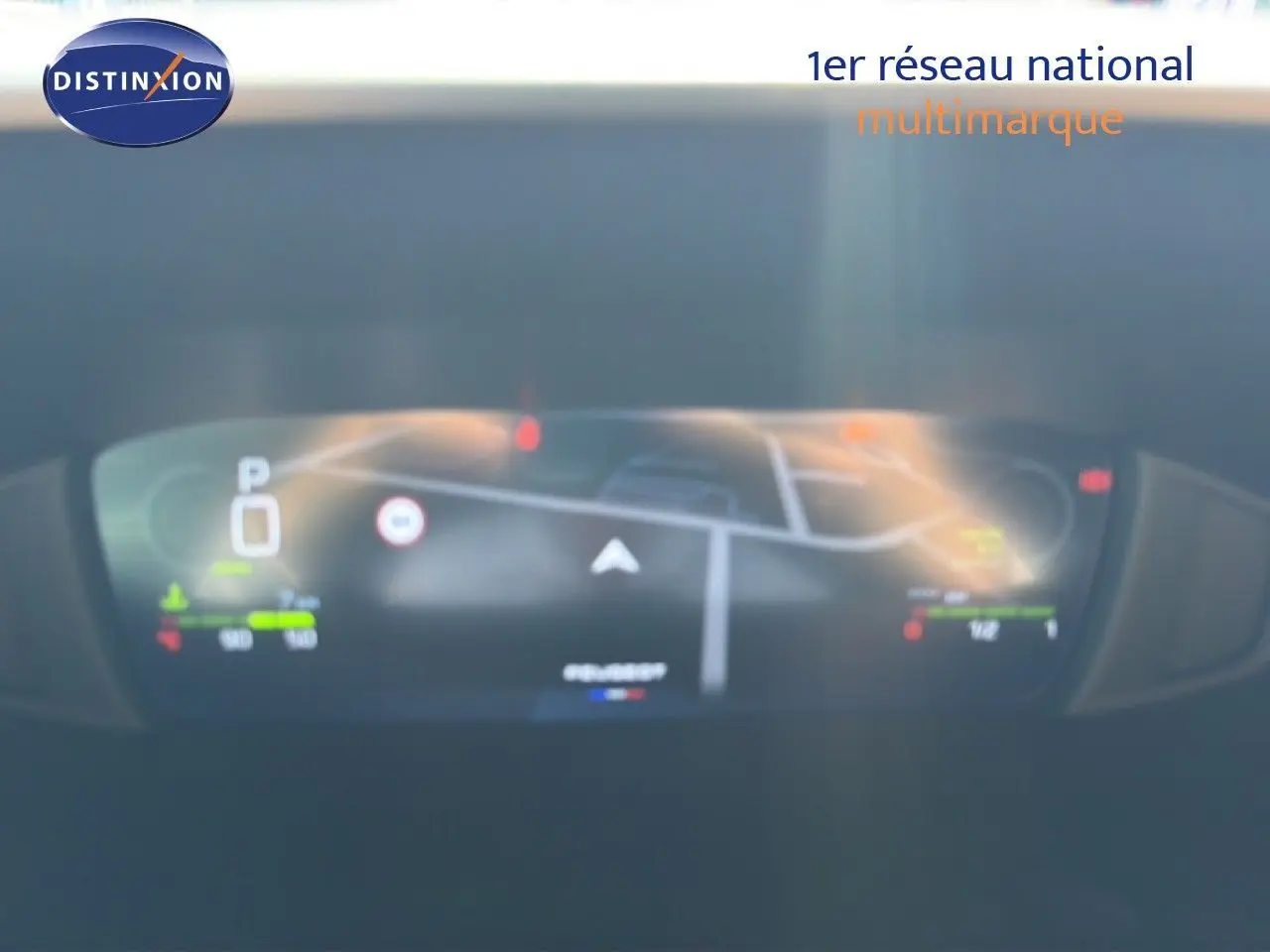Tableau de bord numérique de Peugeot 308 Hybrid 145ch GT montrant la navigation et indicateurs, intérieur noir.