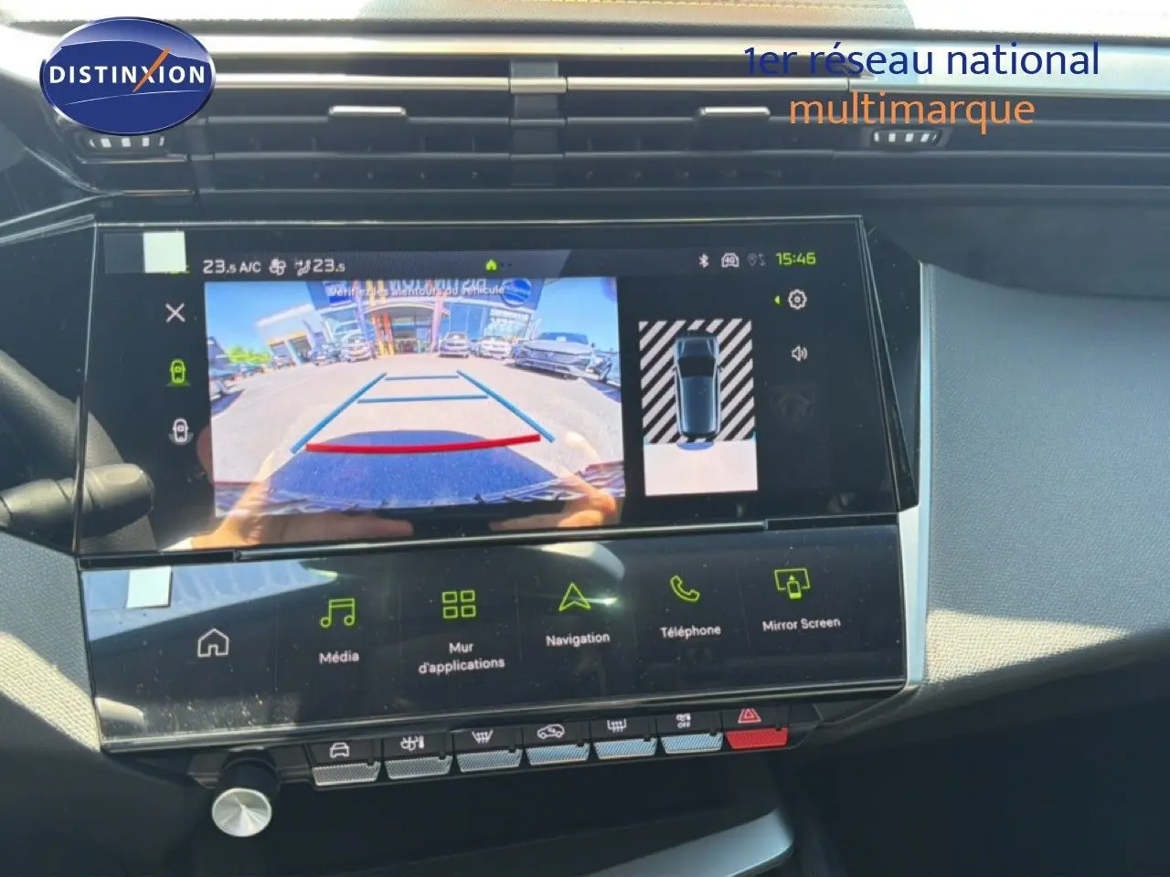 Écran central de la Peugeot 308 Hybrid 145ch GT 2026 montrant la caméra de recul avec interface tactile moderne.