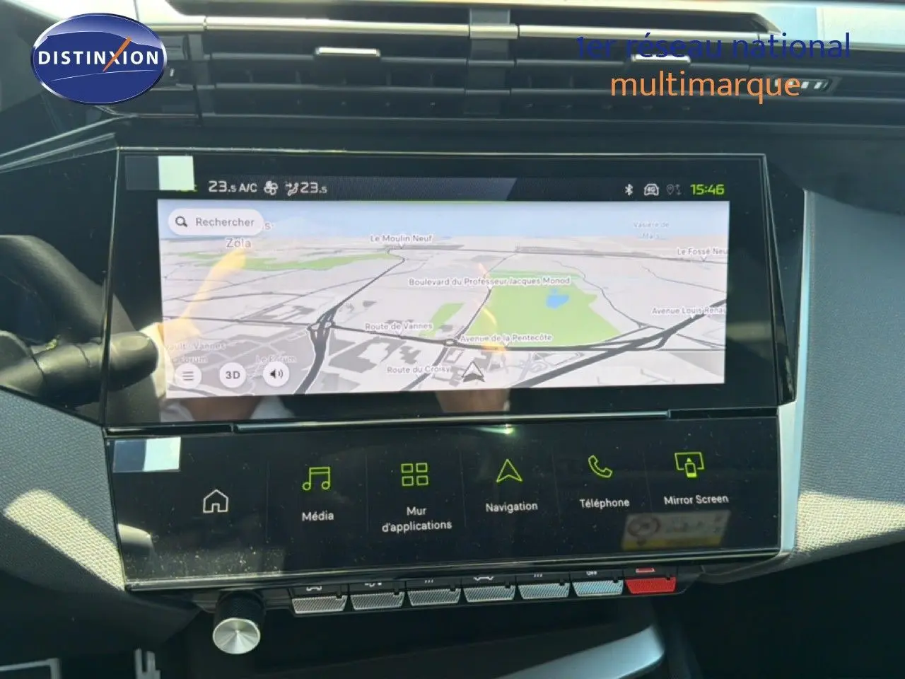 Vue rapprochée de l’écran tactile central avec navigation active dans l’habitacle noir perle métal du Peugeot 308 Hybrid 2026.