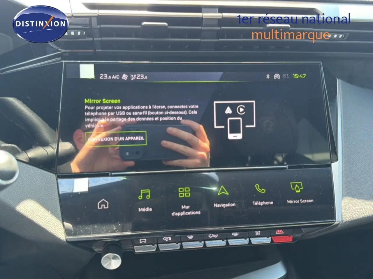 Vue rapprochée de l’écran tactile central du Peugeot 308 Hybrid noir perle métal, affichant le menu Mirror Screen.