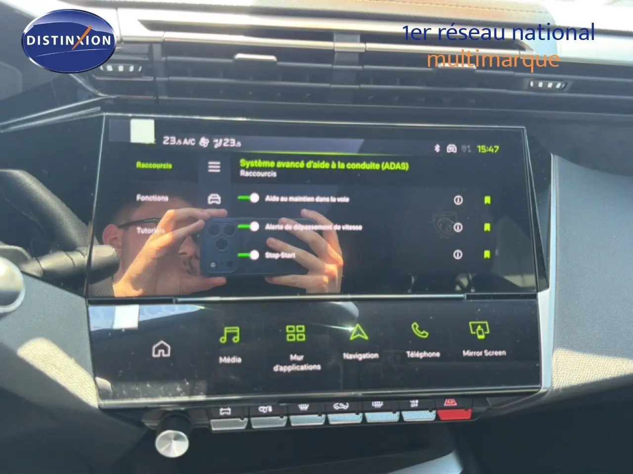 Écran tactile central du tableau de bord de la Peugeot 308 Hybrid 145ch GT, affichant les aides à la conduite.