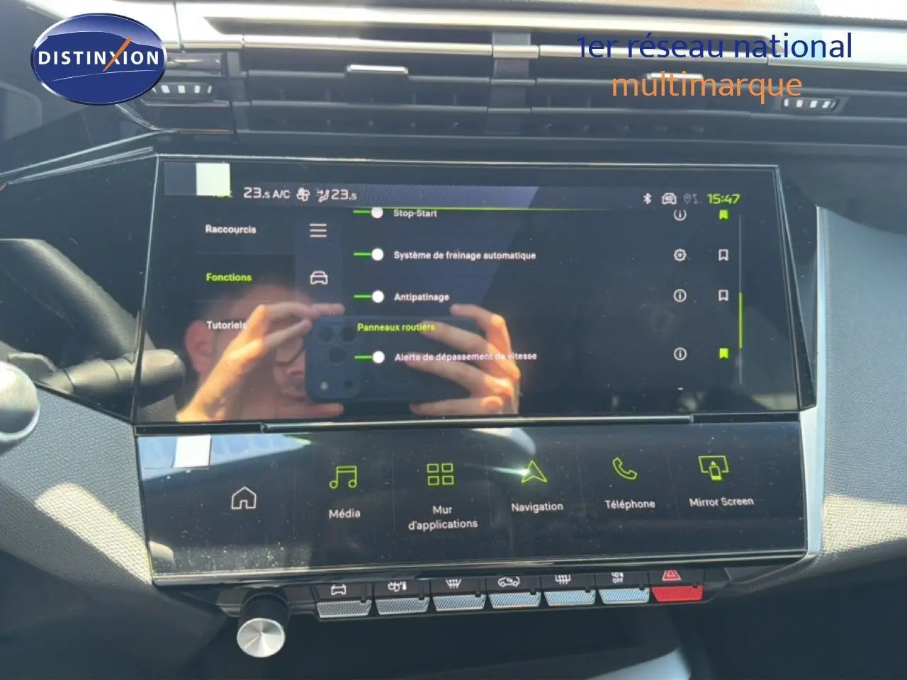 Vue rapprochée de l’écran tactile central du tableau de bord de la Peugeot 308 Hybrid 2026 en noir perle métal.