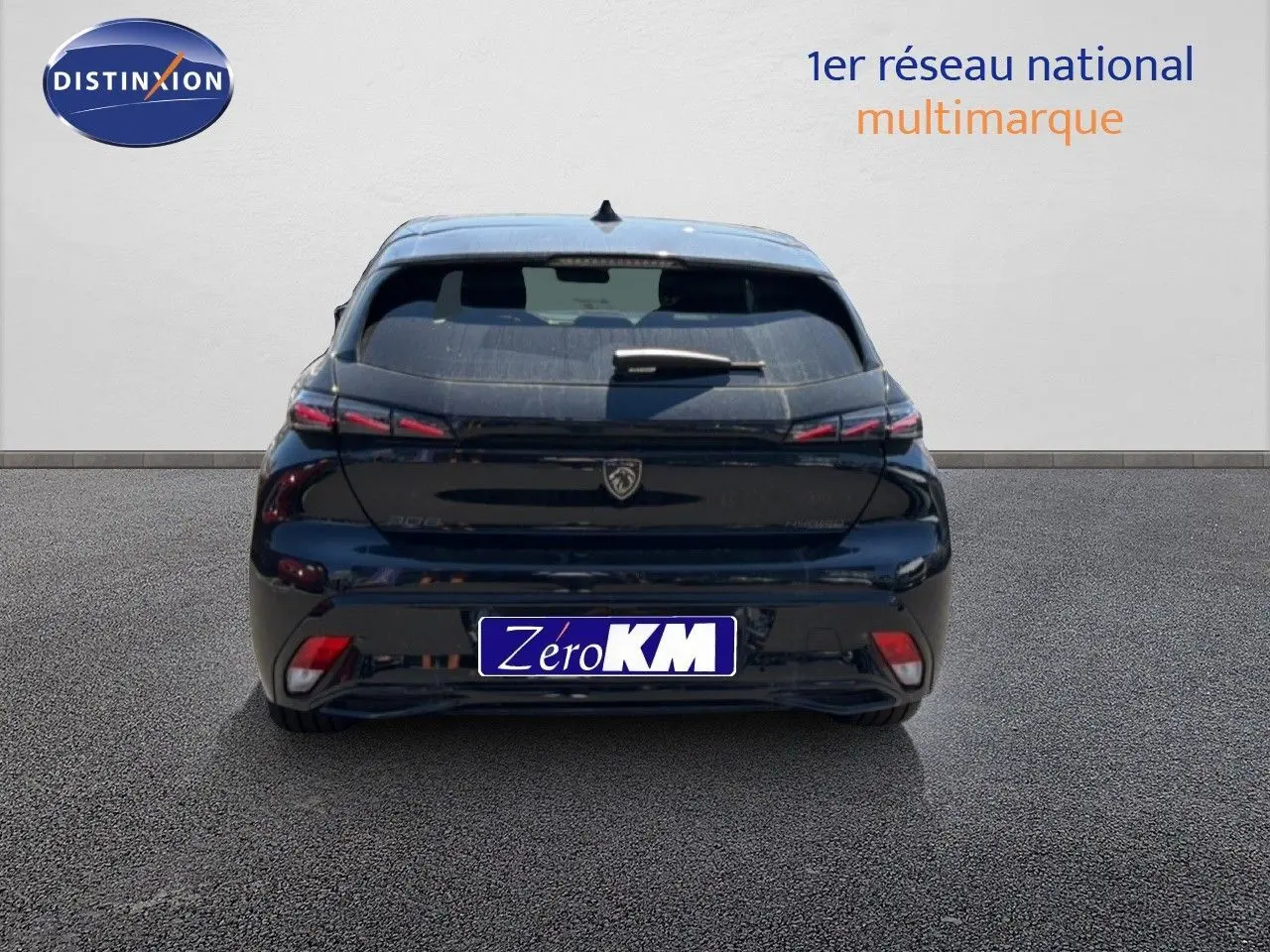 Vue arrière d'une Peugeot 308 Hybrid 145ch GT noir perle métal, avec feux arrière LED et plaque Zéro KM.