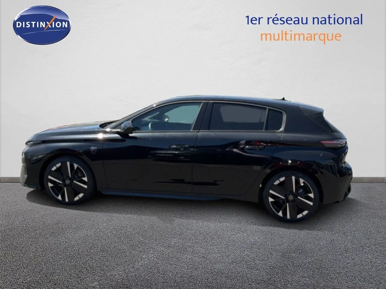 Peugeot 308 Hybrid 145ch GT noir perle métal vue de profil côté gauche sur fond neutre.