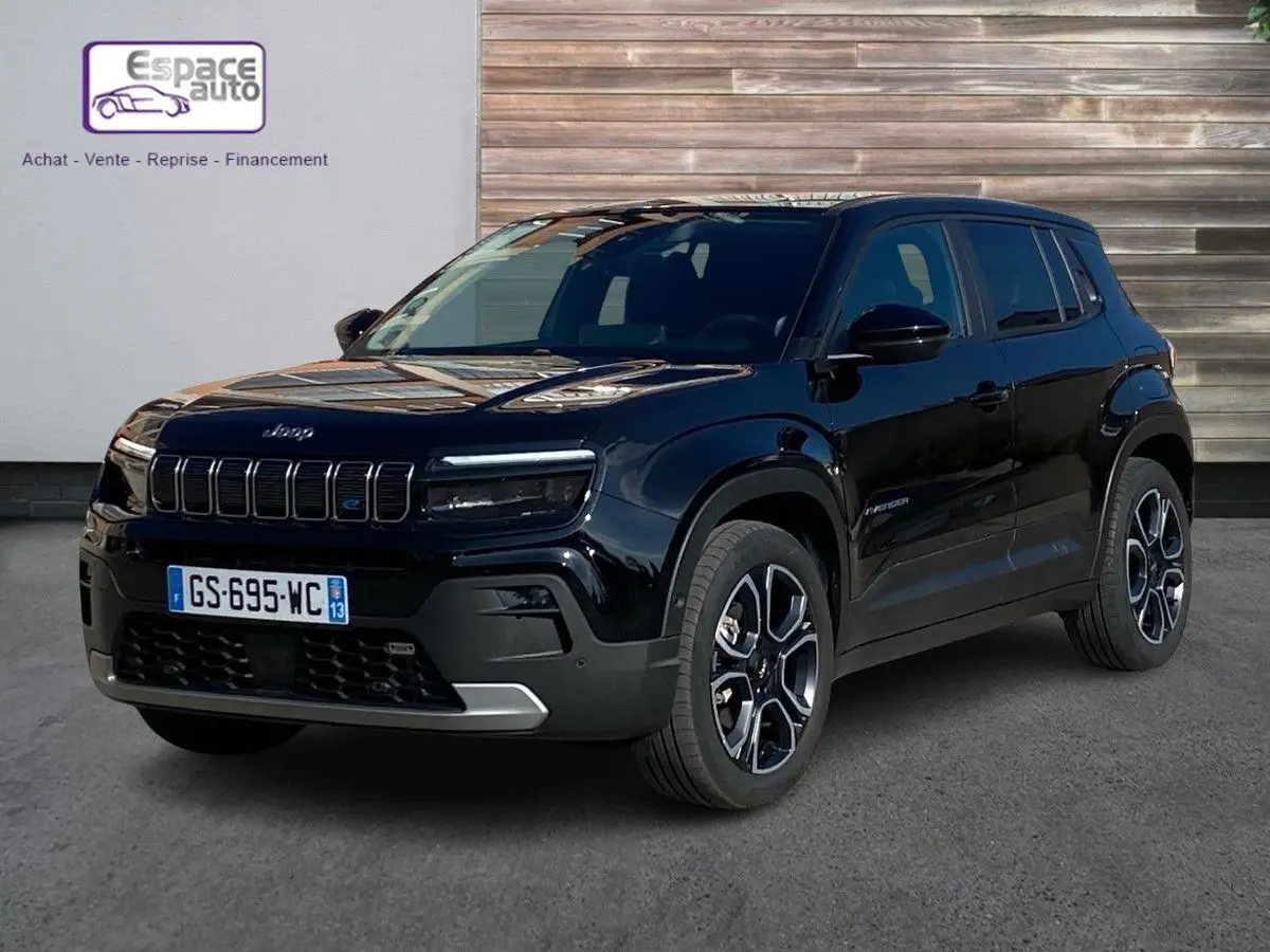 Jeep Avenger électrique noir en 3/4 avant droit, avec calandre distinctive et jantes modernes sur fond urbain.