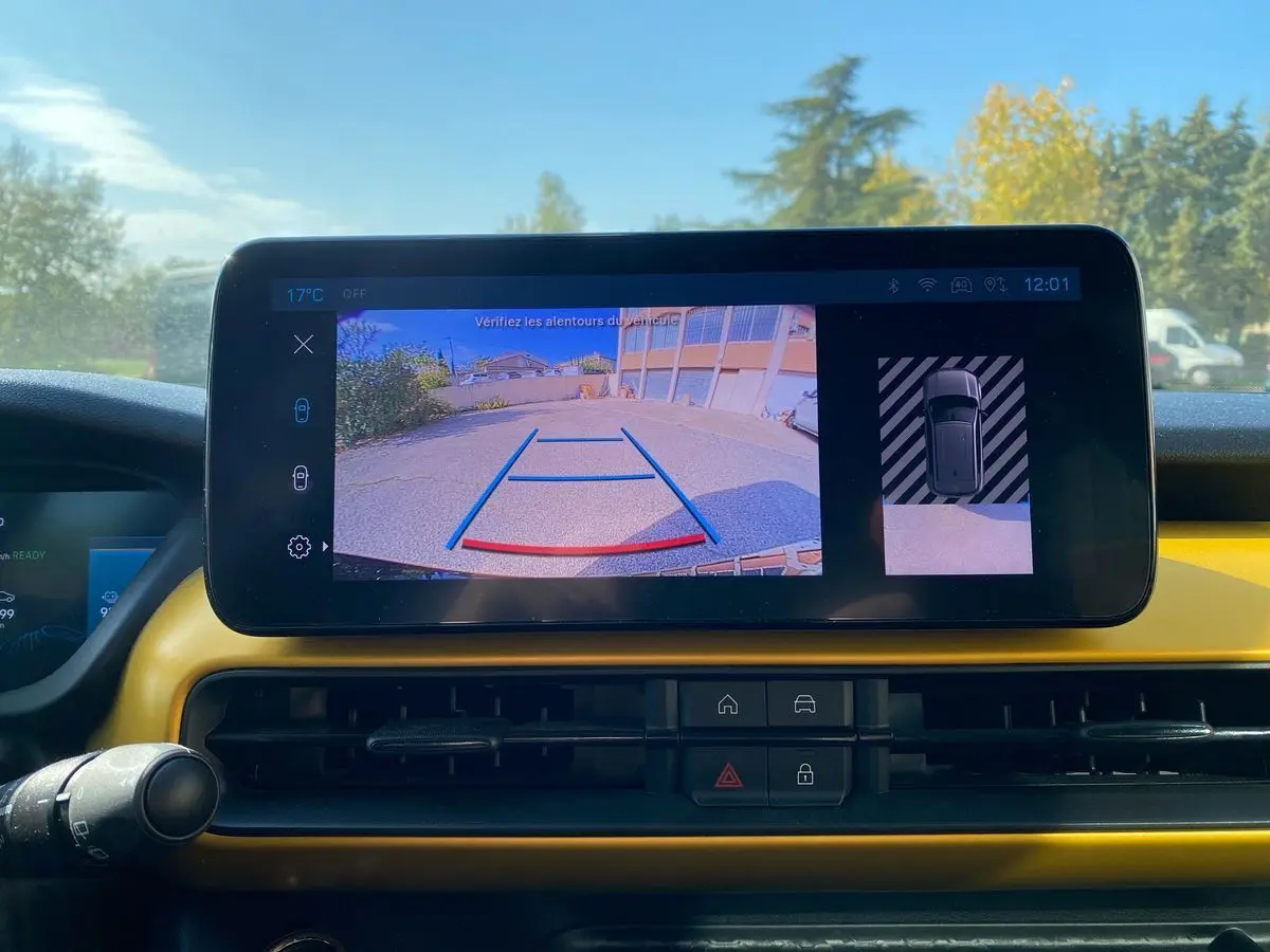 Écran central du tableau de bord du Jeep Avenger 2023 montrant la caméra de recul et l'affichage de l'aide au stationnement.