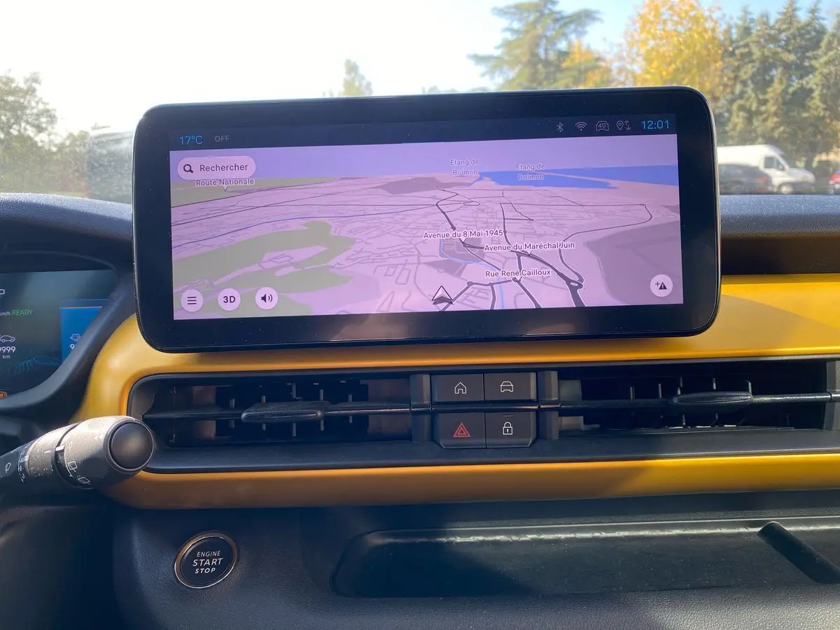 Tableau de bord du Jeep Avenger électrique 2023 avec écran tactile affichant une carte, finition intérieure jaune.